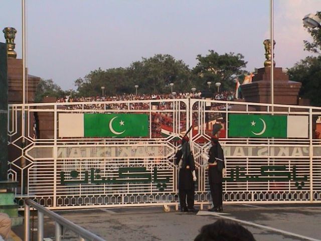 Parade am pakistanisch/indischen Grenzübergang.
